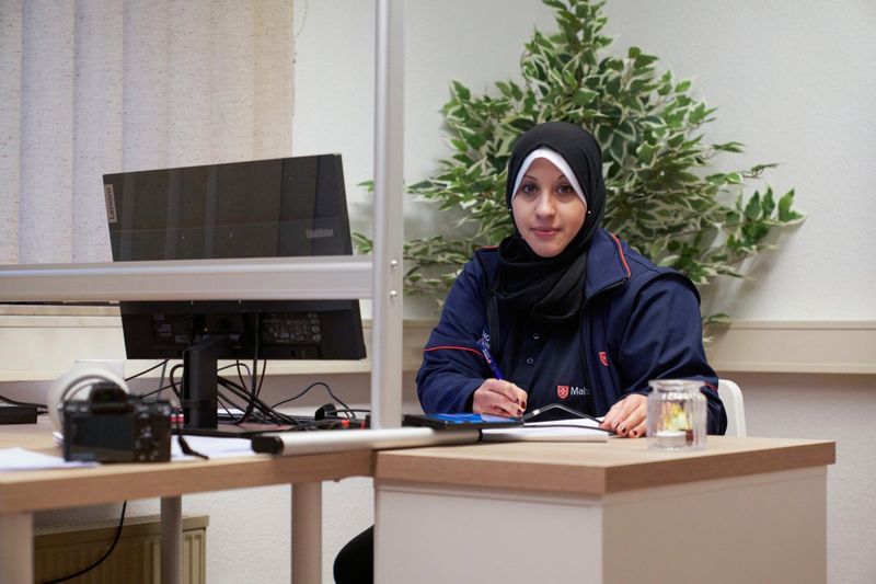 Junge Frau an einem Schreibtisch.