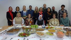 GruppeDie neuen Kulturdolmetscher feierten die Zertifikatsverleihung mit einem internationalen Buffet..