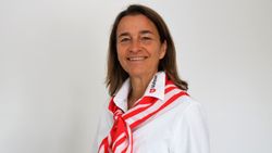 Eine Frau in weißer Bluse lächelt in die Kamera.