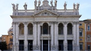 Die Lateranbasilika in Rom in frontaler Ansicht.