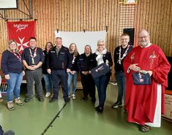 Diözesanjungendreferentin Sara Triebler-Waters mit Bastian Marwin Weil und Lara Lohr vom Diözesanjugendführungskreis (DJFK), Michael Hermann, Stadtbeauftragter Bad Laasphe, Sophie Henksmeier, Diözesanjugendsprecherin, Kristina Stadelhofer, Malteser Diözesanvorstand, Anke Fuchs-Dreisbach, MdL, Julian Drücke, DJFK und Gruppenleiter Lage/Lippe und Pfarrer Erik Richter.