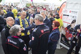 Kanzler Merz im Gespräch mit Maltesern. Foto: Lux