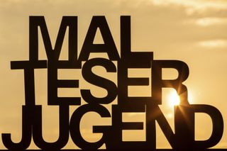 Malteser Jugend Schriftzug vor einer untergehenden Sonne