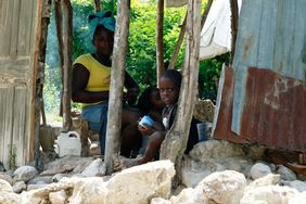 Brauchen Hilfe von außen: Menschen in HAiti, nach dem Erdbeben und dem Tropensturm im August 2021. Foto: Danie Duval/Malteser International