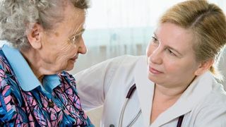 Eine Seniorin spricht mit einer ambulanten Pflegerin.