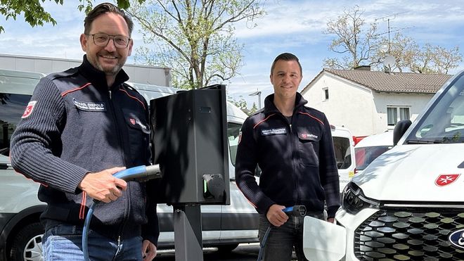 Fahrdienstleiter Michael Diepold und sein Stellvertreter Michael Kusmitsch beim Laden eines neue E-Busses. (Foto Julia Krill).