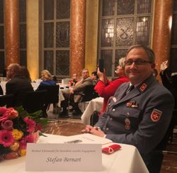 Malteser Mitarbeiter erhält Ehrennadel für besonderes soziales Engagement.