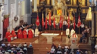 Kirche mit vielen Menschen in Malteser Kleidung, festlicher Gottesdienst