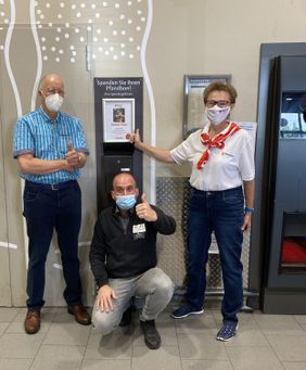 MMM-Koordinatorin Gabriele Türmer (v.r.), Praxisarzt Dr. Helmut Jaeger (v.l.) und Edeka-Filialleiter Bastian Seitz freuen sich über die ersten Spenden aus dem Erlös der Pfandbons im Edeka Stenger. Foto: Malteser