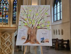 Der gemalte Baum, an den die Besucherinnen und Besucher ihre Gedanken kleben konnten