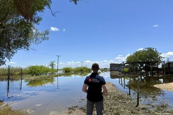 Eim Mann steht in Mosambik vor überflutetem Land. Foto: Malteser International