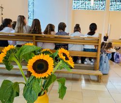 Eine strahlende Sonnenblume für jede Klasse wird zum Zeichen von Zusammenhalt und gemeinsamem Lernen.