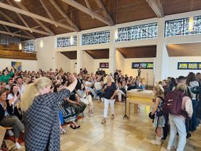 Los geht‘s! Die neuen Fünftklässler*innen werden von ihren Klassenlehrer*innen in die Klassenräume begleitet.