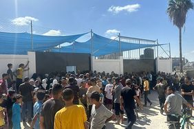 Menschen aus Gaza erwarten Ausgabe der Hilfsgüter. Foto: lpj.org