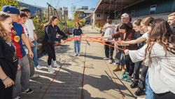 Mehrere junge Menschen stehen sich draußen für ein Spiel gegenüber 