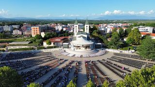 Aufnahme mit einer Drohne von oben: Kirchplatz von Medjugorje