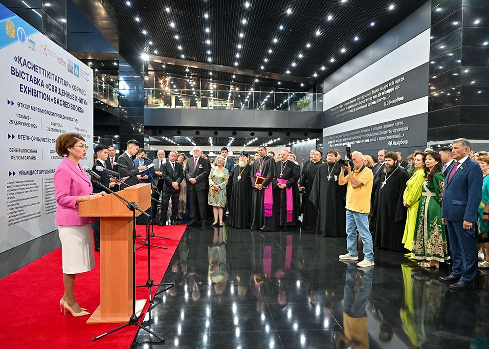 Begleitet wurde die Eröffnung von vielen Reden, unter anderem der der kasachischen Kulturministerin Aida Balayeva.