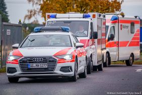 Mehrere Malteser Einsatzfahrzeuge fahren hintereinander