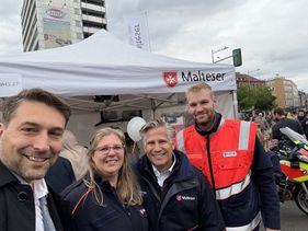 Selfie mit vier Personen, drei davon Malteser