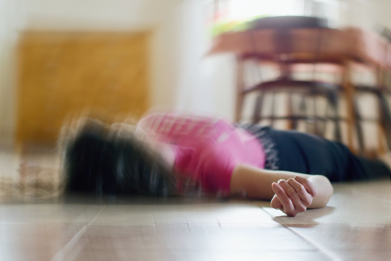 Frau hat einen epileptischen Anfall 