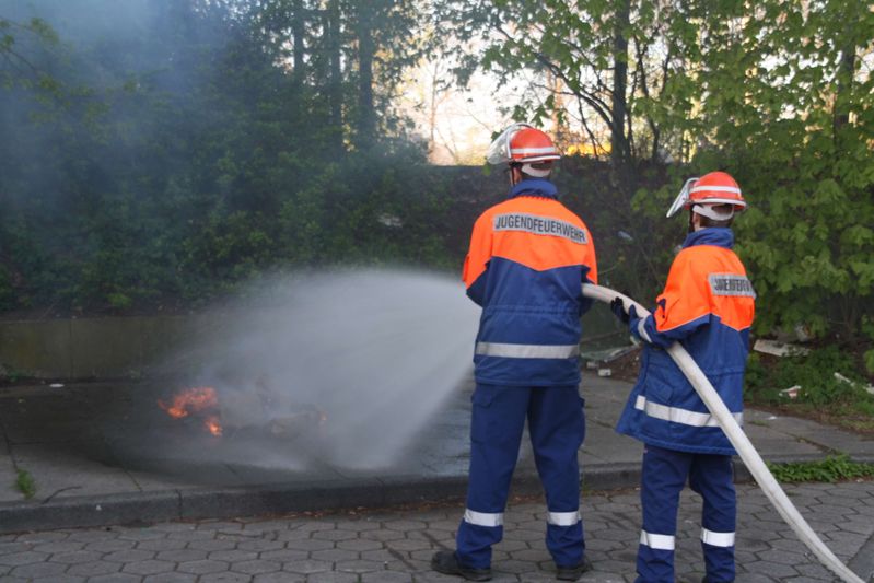 Jugendfeuerwehr löscht einen Übungsbrand