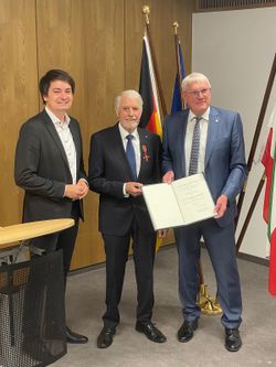 Hennefs Bürgermeister Mario Dahm (links) und Landrat Sebastian Schuster (rechts) freuen sich mit Helmut Klein über dessen Erhalt des Bundesverdienstordens für mehr als 60 Jahre ehrenamtlichen Engagements.
