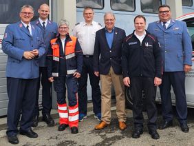 Der Kreisbeauftragte Michael Donth, der stellvertretende Leiter Einsatzdienste Patrick Ullmann, die stellvertretende Leiterin der Rettungshundestaffel Reutlingen-Esslingen Sabine Failenschmid, der Reutlinger Stadtbeauftragte Alexander Thomys, Oberbürgermeister Thomas Keck, der stellvertretende Leiter Rettungsdienst Christoph Kerber und Bezirksgeschäftsführer Marc Lippe vor der Rettungswache in der Mittnachtstraße.