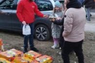 Ukrainische Malteser versorgen Flüchtlinge mit Wasser und Lebensmittel in Jaworiv