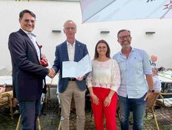 Werner Sonntag (2. von links) und Anna-Lena Engel übrereichen Mike Otto, Präsident des RC Trier-Porta (links), und seinem designierten Nachfolger Claus-Christian Kedenburg (rechts) die Einsatzmedaille „Pro merito melitensi ucraina“ des Malteserordens