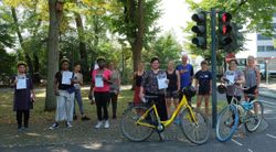 Die Frauen mit ihren Zertifikaten und dem Schulungsteam beim Abschluss des Fahrradkurses.