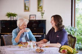 Zwei Frauen beim Kaffee trinken