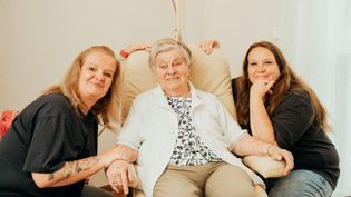 Malteser Mitarbeiterinnen gemeinsam mit einer Bewohnerin