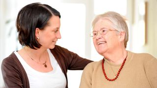 Pflegerin im Gespräch mit der Bewohnerin 