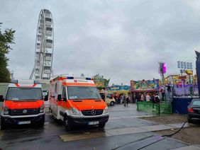 Rettungswägen auf der Kirmes