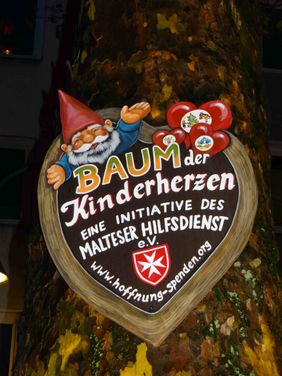 Ein Schild am Baum der Kinderherzen