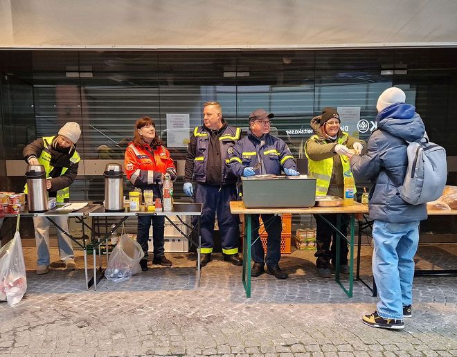 Das Team des Solinger Kältebus versorgt in den Wintermonaten vier Mal die Woche mit Unterstützung des THW hilfsbedürftige Menschen u.a. mit warmen Getränken und Essen. Hier beim traditionellen Hotdog-Essen zum Ende der vergangenen Einsatzzeit.