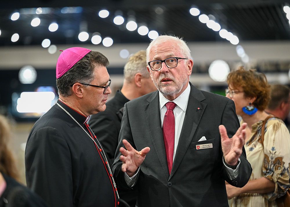 Bernd Falk (r.) nahm sich bei der Eröffnung Zeit, mit den Ausstellungsbesuchenden ins Gespräch zu kommen.
