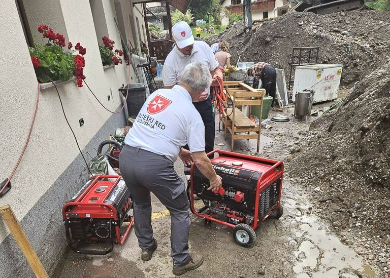 Ein slowenischer Malteser startet einen Generator, um beim Bewältigen der Flutkatastrophe 2023 zu helfen. 