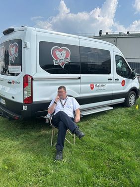 Nils Brandes vor dem Wärmebus aus Lage Foto: Tobias Grosch