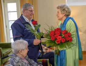 Stellvertretend für alle Ehrenamtlichen überreicht Marie-Luise Marjan an Hans-Peter Röhrig eine Rose und lobt das große Engagement im KulTour-Begleitdienst. 