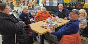 Gemeinsames Kaffeetrinken nach der Einkaufsfahrt in Erftstadt. 