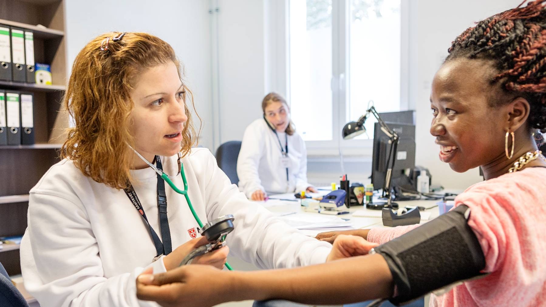 Ärztin untersucht eine Patientin