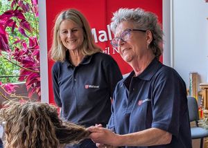 Zwei Malteserinnen beim Friseurtag