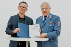 Diözesanleiter der Malteser und der Vorsitzende der Bezirkszahnärztekammer Stuttgart mit der Urkunde