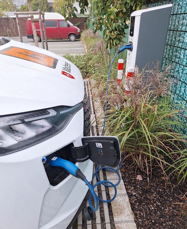 Ein Elektrofahrzeug beim Ladevorgang