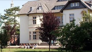 Außenansicht St.-Bernhard-Gymnasium