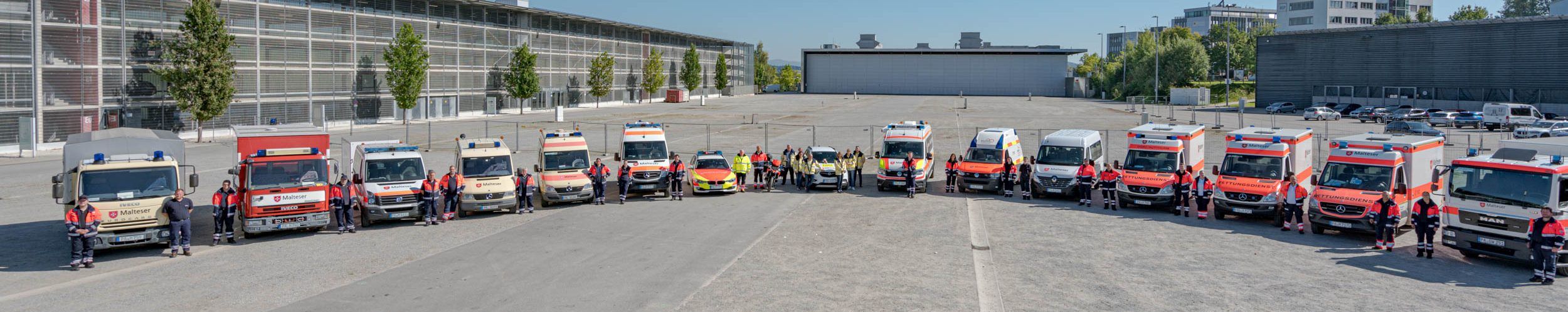 Einsatzkräfte und Fahrzeuge der Malteser Einsatzdienste