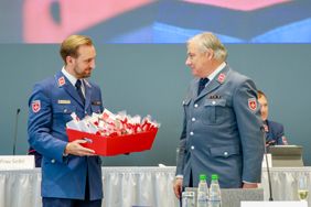 Der neue Stellvertreter Florian Hambach (l.) überreicht Diözesanleiter Graf Neipperg (r.) von seinen Maltesern Geburtstag 30 Schokoladentafeln, eine für jede Gliederung, sowie 70 Tütchen, gefüllt mit Pralinen. Foto: vierfussmedia.com/Maltesern