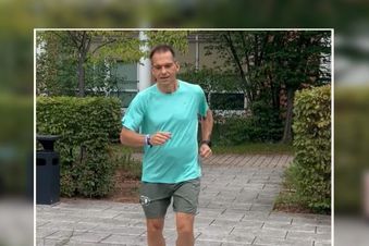 Sportlicher Mann läuft in den Garten