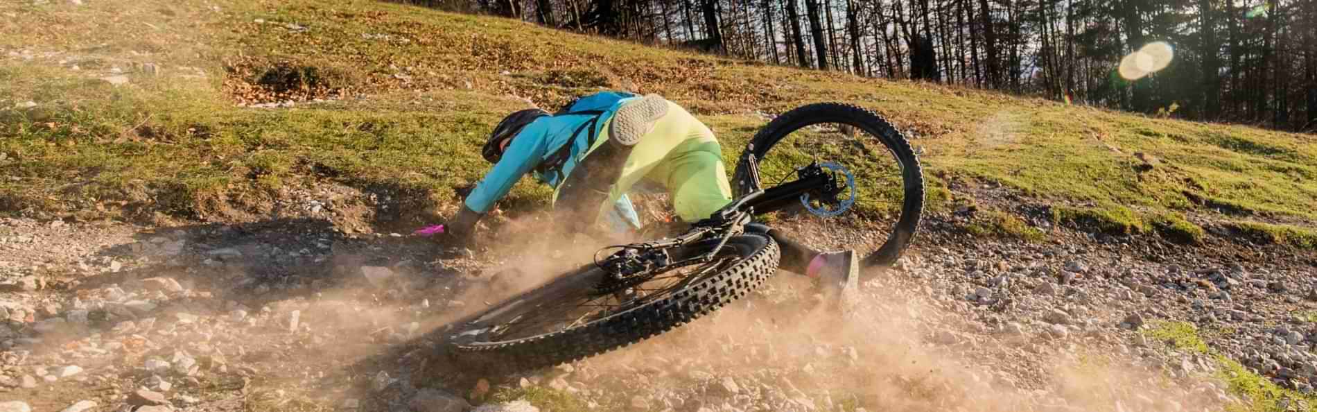 Ein gestürzter Radfahrer in bergiger Landschaft